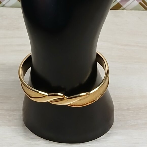 Monet Gold Tone Hinged Bangle Bracelet Vintage Costume Jewelry #55 - Picture 11 of 12